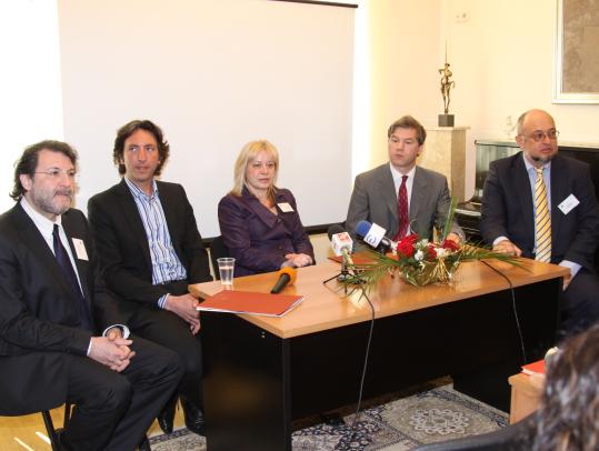 Емил Стоянов приветства участниците в Международната конференция "Необходими стъпки за интегриране на България в европейското начинание "Еуропеана", организирана по негова инициатива на 23 и 24 април 2010 г. в Пловдив. Отляво надясно на масата са Дерелиев